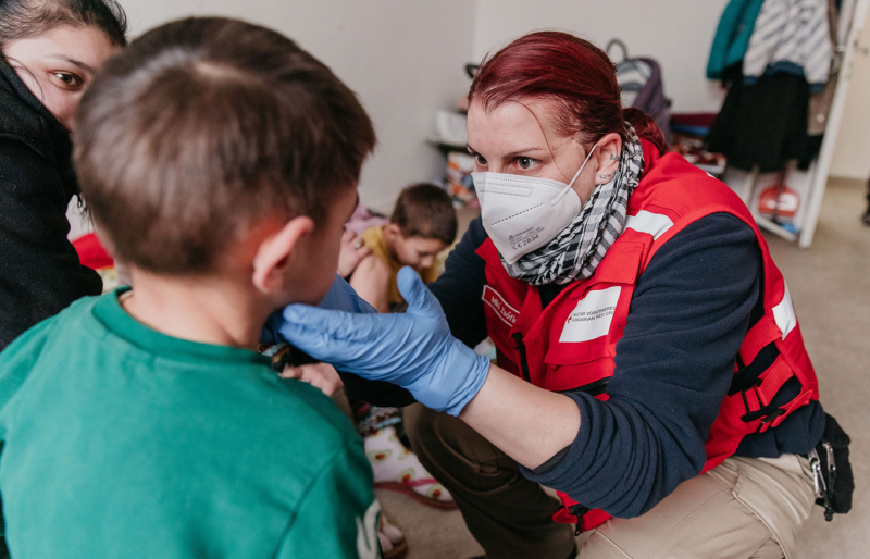 L’équipe de santé de la Croix-Rouge hongroise est à l’œuvre à la frontière pour porter assistance aux personnes fuyant l’Ukraine.