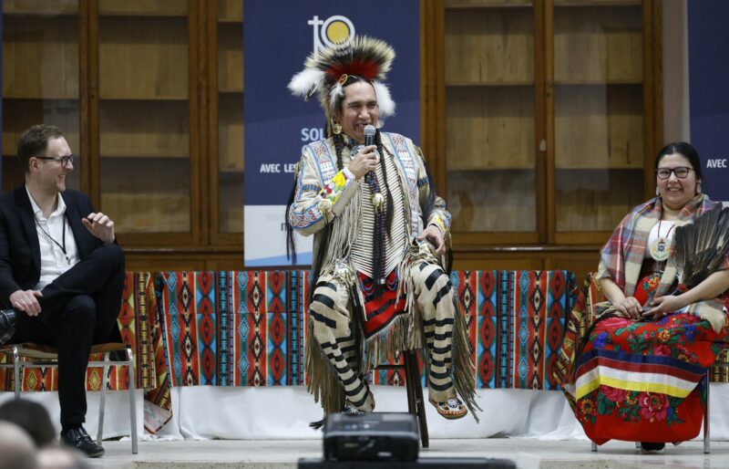 Mathieu Lavigne, directeur de Mission chez nous, Jeffrey Papatie, conférencier anicinabe, et sa conjointe, Mikis Ottawa, Atikamekw d'Opitciwan