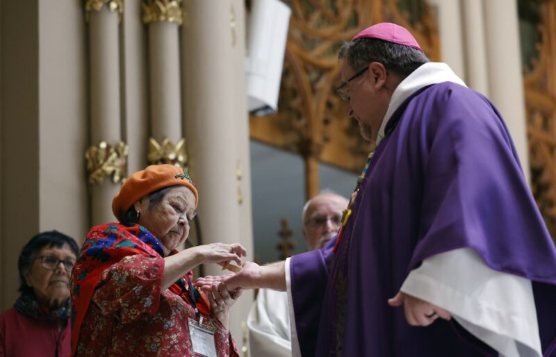 Monique Papatie, aînée anicinabe, accueille Mgr Martin Laliberté, évêque du diocèse de Trois-Rivières, lors de la célébration soulignant les 30 ans de Mission chez nous