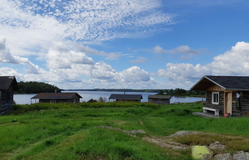 Petites maisons à Kitcisakik, en territoire anicinabe