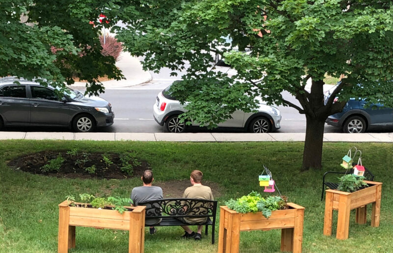 Un Coordonnateur et un résident assis sur un banc