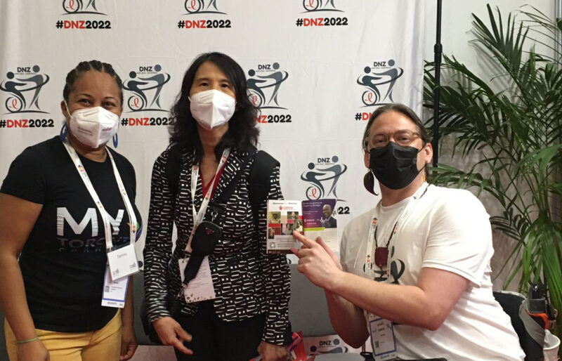 Tammy Yates-Rajaduray (Réalise), Dre Theresa Tam (administratrice en chef de la santé publique du Canada) et Daniel Sands (membre du conseil d'administration de Réalise en fauteuil roulant) à la conférence internationale sur le sida 2022 à Montréa