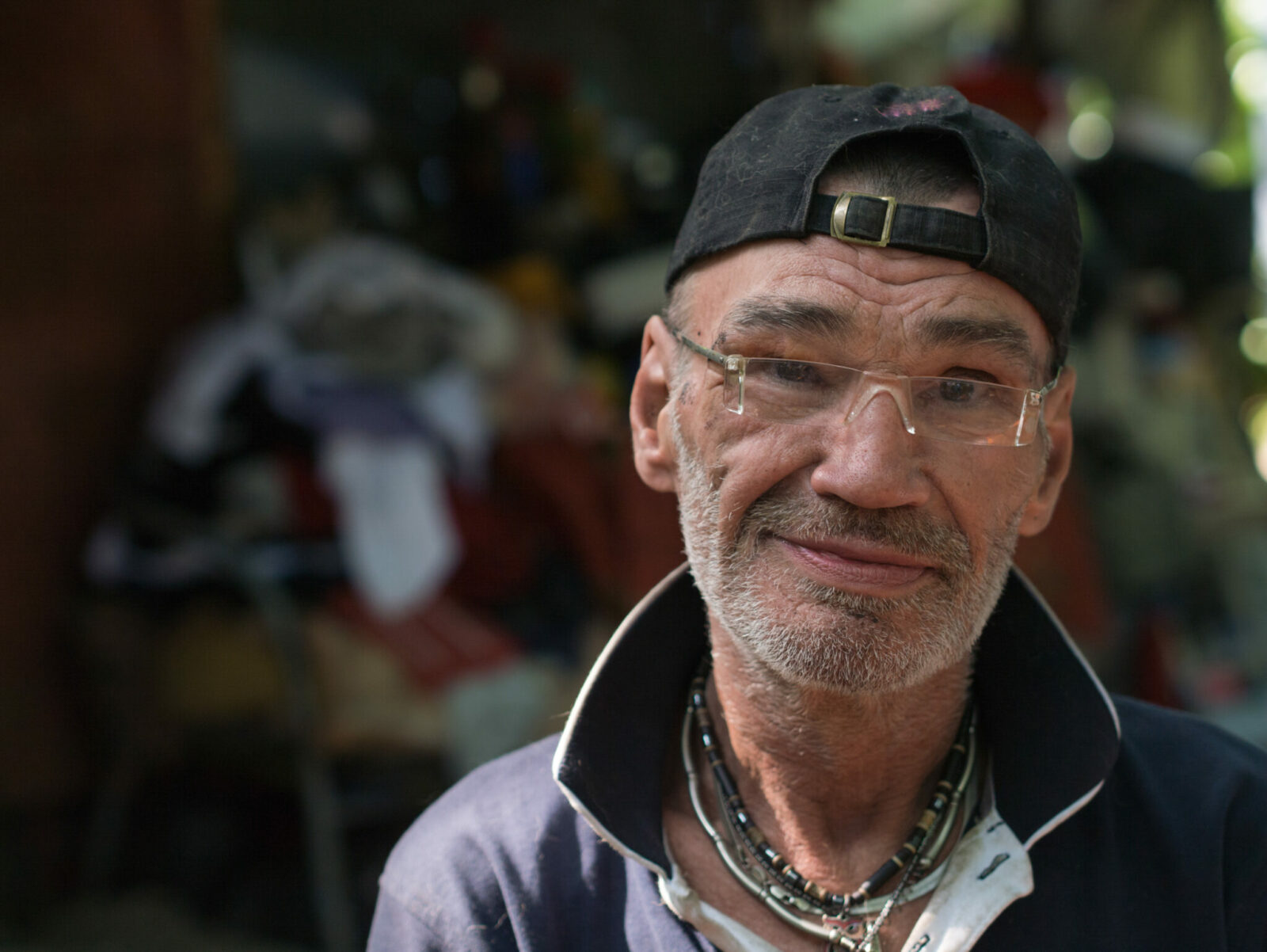 Un homme plus âgé séropositif sourit à la camera