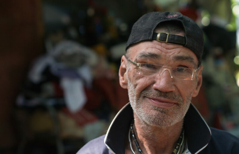 Un homme plus âgé séropositif sourit à la camera