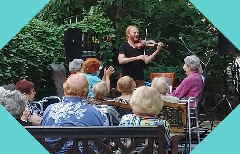 Spectacle de violon pour les personnes âgées offert par l'Entraide Ahuntsic-Nord