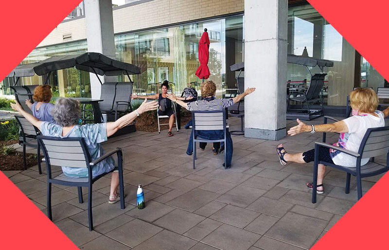 Yoga sur chaise pour les personnes âgées offert par l'Entraide Ahuntsic-Nord