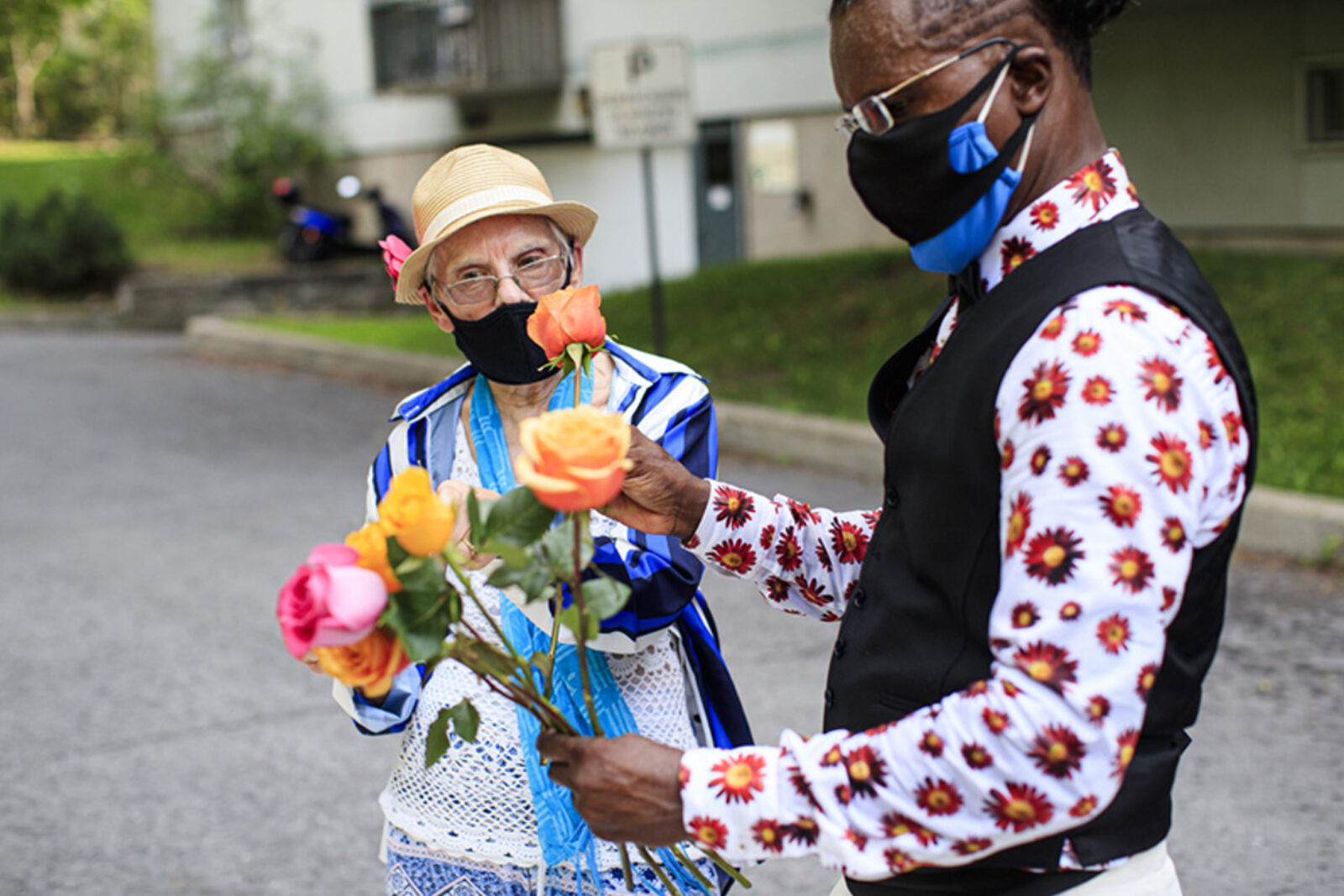 Remise de fleurs à une personnes âgées par un bénévoles d'Entraide Ahuntsic-Nord